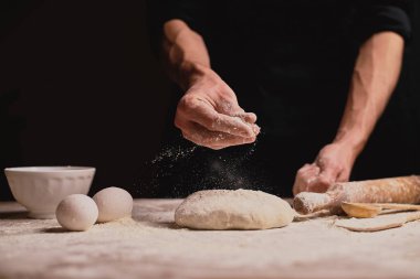 adam ahşap masa üzerinde hamur yoğurma kadeh kırpılmış