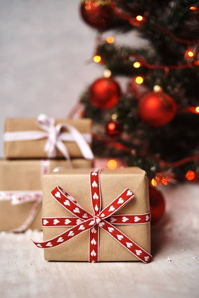 Cajas Regalo Bajo Árbol Navidad Con Hermosas Decoraciones Brillantes — Foto de Stock