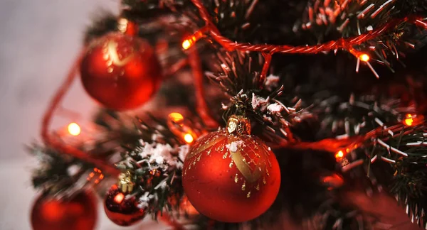 Mooie Kerstboom Met Rode Glanzende Ballen Verlichte Garland — Stockfoto