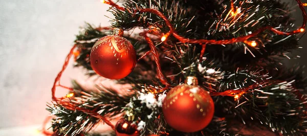Mooie Kerstboom Met Rode Glanzende Ballen Verlichte Garland — Stockfoto