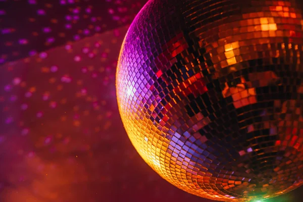 Parlak ışınları, gece parti arka plan ile disko topu