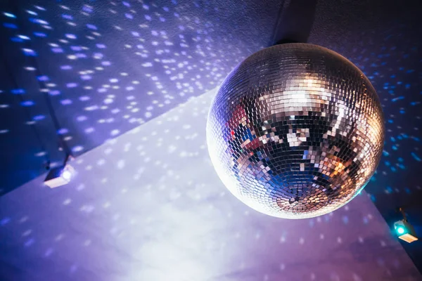 Boule Disco Brillante Suspendue Dans Une Boîte Nuit Fond Fête — Photo