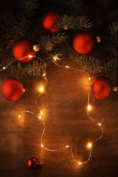 Piros Karácsonyi Baubles Megvilágított Koszorú Zöld Fenyő Gallyak — Stock Fotó