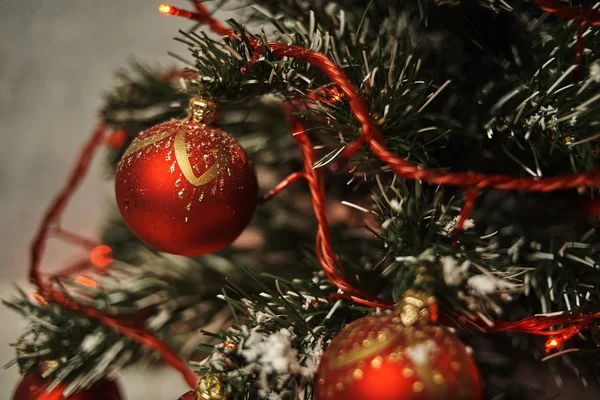 Χριστουγεννιάτικο Δέντρο Κόκκινο Λαμπερό Μπάλες Και Φωτιζόμενο Γιρλάντα Μεγέθυνση — Φωτογραφία Αρχείου