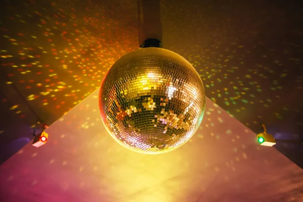 Blinkende Discobal Opknoping Nachtclub Nacht Partij Achtergrond — Stockfoto