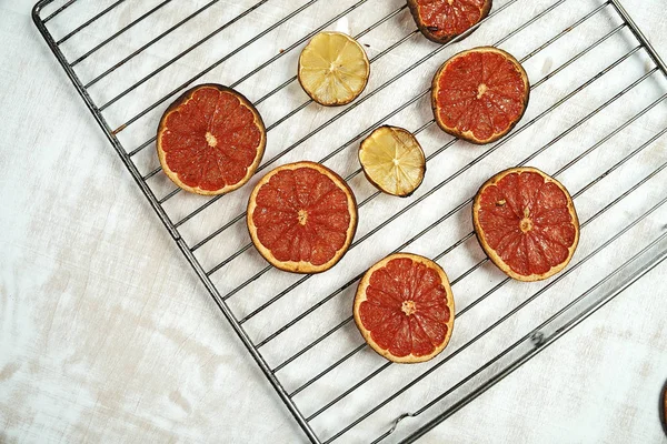 Закрыть Обзор Сушеных Грейпфрутовых Лимонных Ломтиков Сетке — стоковое фото