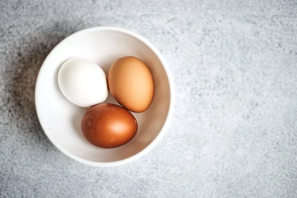 Pemandangan Atas Telur Ayam Putih Dan Coklat Dalam Mangkuk Putih — Stok Foto