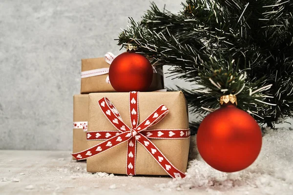 Regalos Bajo Árbol Navidad Con Hermosos Adornos Rojos Brillantes — Foto de Stock