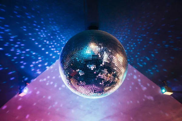 gece kulübünde, gece parti arka plan asılı parlak disko topu