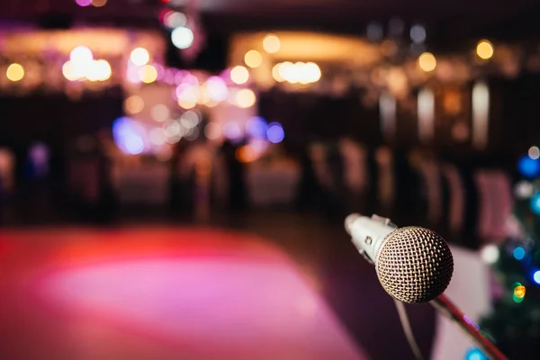 Modernes Mikrofon Zum Singen Gegen Schöne Verschwommene Farbige Bokeh — Stockfoto