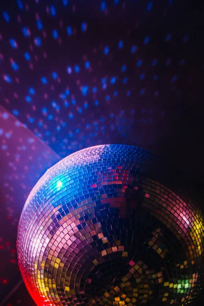 Discokugel Mit Hellen Strahlen Nächtlicher Party Hintergrund — Stockfoto