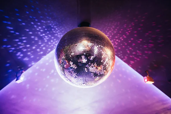 闪亮的迪斯科球挂在夜总会 夜间派对背景 — 图库照片