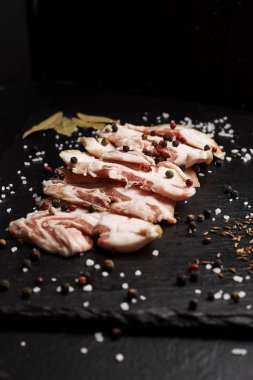 tuz ve biber masada çevrili kesme tahtası Jambon dilimleri ile gıda kompozisyon