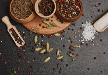 Bitkisel baharat, tuz ve biber ahşap masa üzerinde gıda kompozisyonu