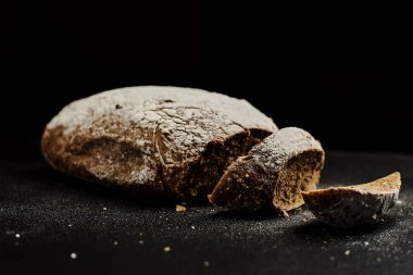Ev yapımı pişmiş ekmek unu siyah tablo ile