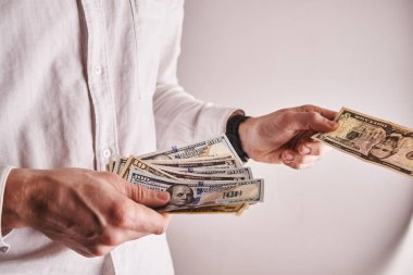 doz Amerikan dolar banknontes ile işadamı kırpılmış 