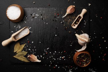 sarımsak tuz ve biber masada çevrili kesme tahtası üzerinde gıda kompozisyonu