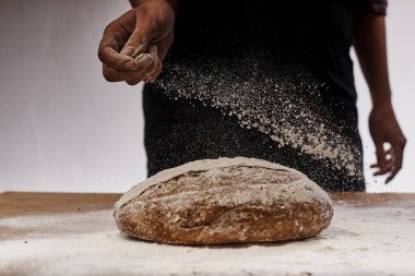 Bayan baker taze pişmiş ekmek eleme kırpılmış atış 