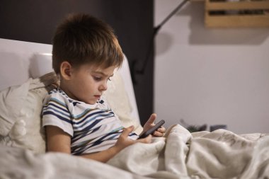 Smartphone oynamak sevimli küçük çocuk 