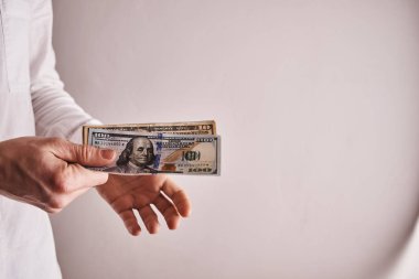 doz Amerikan dolar banknontes ile işadamı kırpılmış 