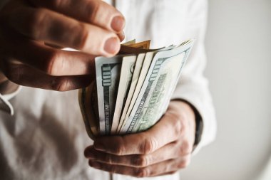 doz Amerikan dolar banknontes ile işadamı kırpılmış 