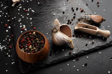 sarımsak tuz ve biber masada çevrili kesme tahtası üzerinde gıda kompozisyonu