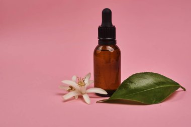 Doğal kozmetik tedavi şişe renkli arka plan üzerinde stüdyo çekim