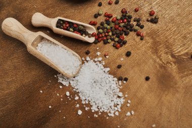 tuz ve biber ahşap masa üzerinde gıda kompozisyonu