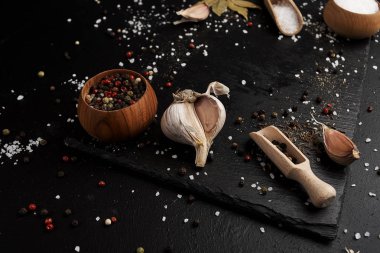 sarımsak tuz ve biber masada çevrili kesme tahtası üzerinde gıda kompozisyonu