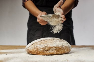 Bayan baker taze pişmiş ekmek eleme kırpılmış atış 
