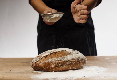 Bayan baker taze pişmiş ekmek eleme kırpılmış atış 