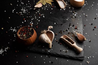 sarımsak tuz ve biber masada çevrili kesme tahtası üzerinde gıda kompozisyonu