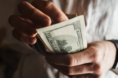 doz Amerikan dolar banknontes ile işadamı kırpılmış 