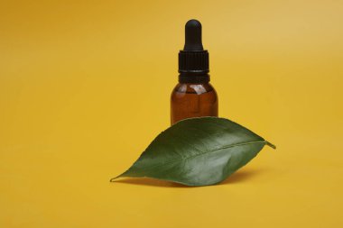 Doğal kozmetik tedavi şişe renkli arka plan üzerinde stüdyo çekim