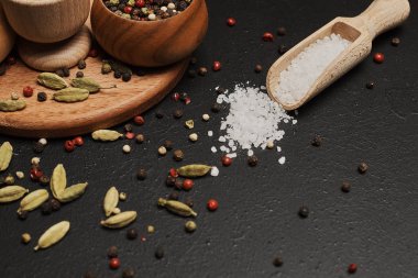 Bitkisel baharat, tuz ve biber ahşap masa üzerinde gıda kompozisyonu