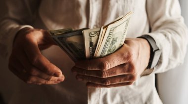 doz Amerikan dolar banknontes ile işadamı kırpılmış 