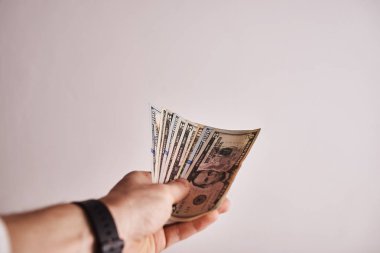doz Amerikan dolar banknontes ile işadamı kırpılmış 