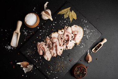 tuz ve biber masada çevrili kesme tahtası Jambon dilimleri ile gıda kompozisyon