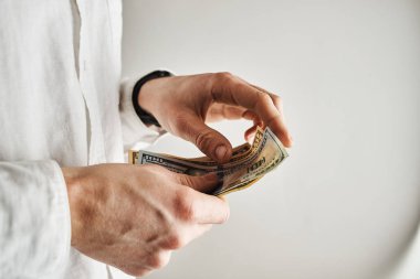 doz Amerikan dolar banknontes ile işadamı kırpılmış 