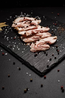 tuz ve biber masada çevrili kesme tahtası Jambon dilimleri ile gıda kompozisyon