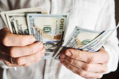 doz Amerikan dolar banknontes ile işadamı kırpılmış 