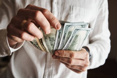 doz Amerikan dolar banknontes ile işadamı kırpılmış 