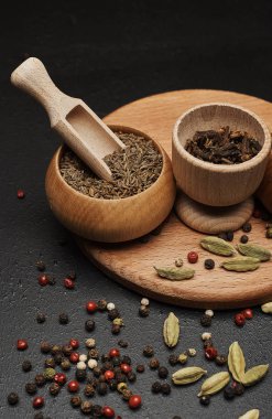 Bitkisel baharat, tuz ve biber ahşap masa üzerinde gıda kompozisyonu