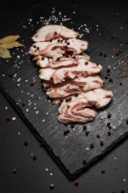 tuz ve biber masada çevrili kesme tahtası Jambon dilimleri ile gıda kompozisyon