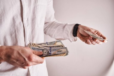 doz Amerikan dolar banknontes ile işadamı kırpılmış 