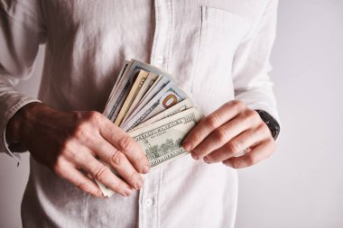 doz Amerikan dolar banknontes ile işadamı kırpılmış 