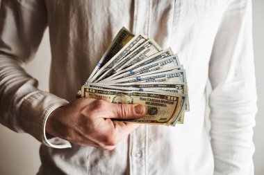 doz Amerikan dolar banknontes ile işadamı kırpılmış 