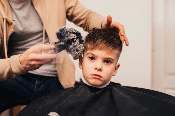 Przycięte Zdjęcie Fryzjer Dokonywanie Fryzura Mały Chłopiec Salonie — Zdjęcie stockowe