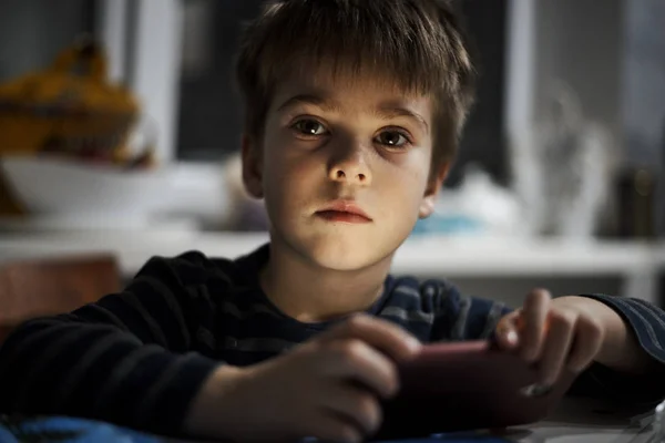 Adorable Niño Jugando Teléfono Inteligente — Foto de Stock