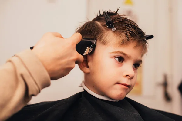 Cropped Image Barber Making Haircut Little Boy Salon — Stock Photo, Image